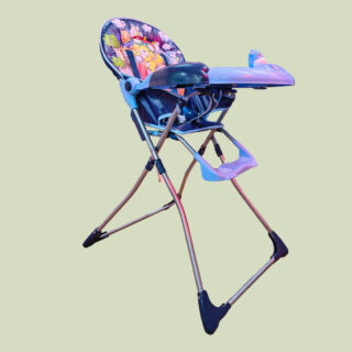 Silla Comedor azul con juguete y reposapies